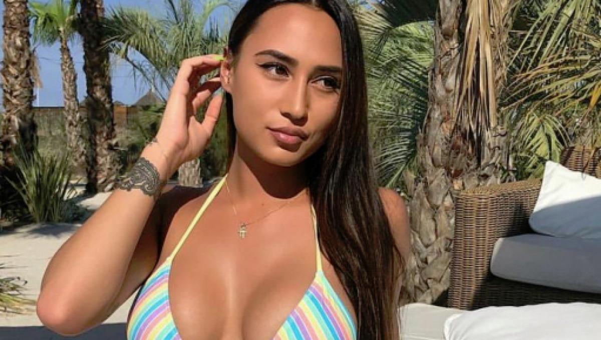 Astrid Nelsia Maillot De Bain à L Envers Astrid Nelsia : elle fait le buzz avec son maillot de bain mis à l'envers !  (Photo)
